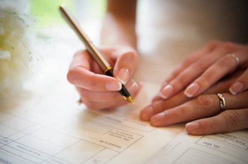 Xé giấy chứng nhận kết hôn có bị xử phạt không?