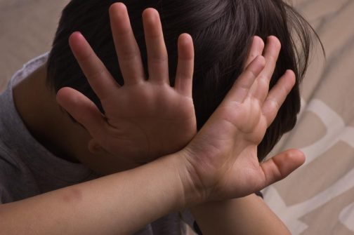 Lôi kéo trẻ em bỏ học có vi phạm pháp luật không?